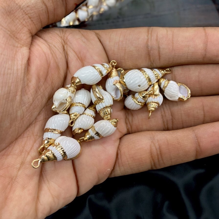 Natural Shell with Hook | Export Quality Imitation Jewellery Quantity - 1