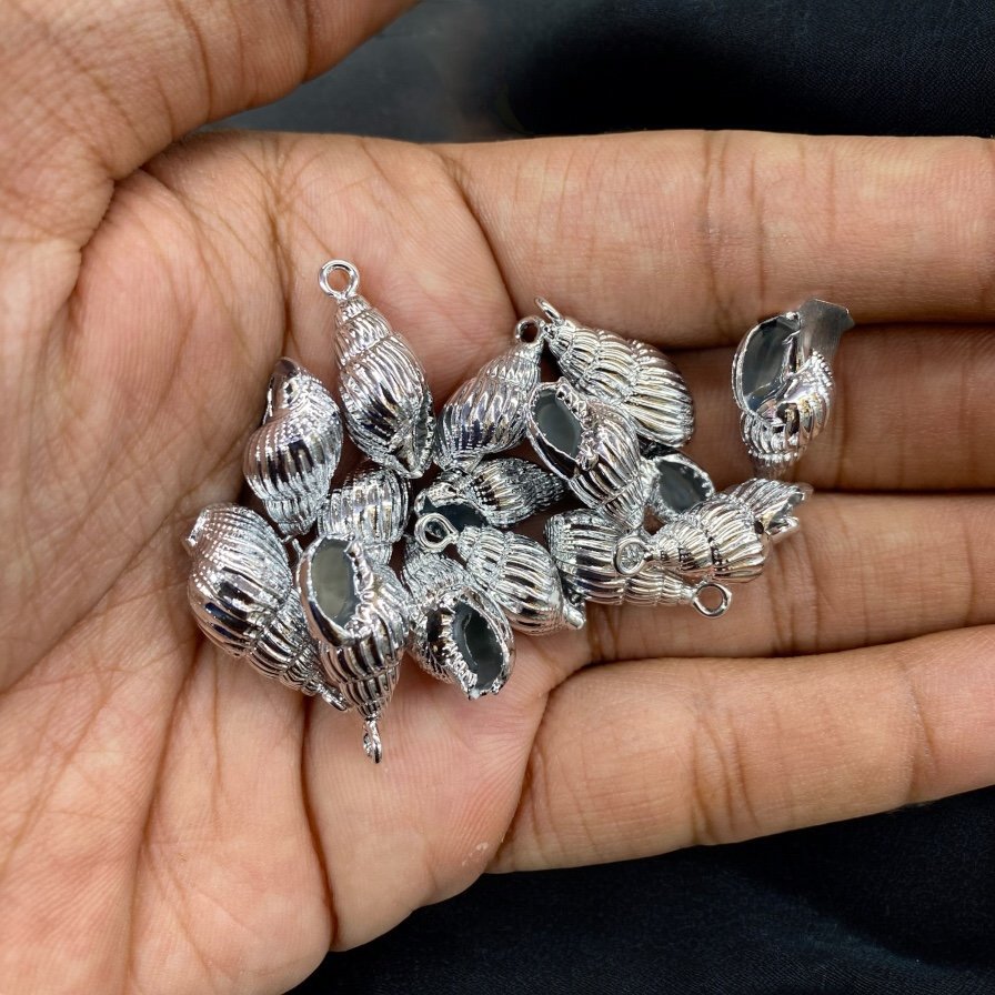 Natural Shell with Hook | Export Quality Imitation Jewellery Quantity - 1