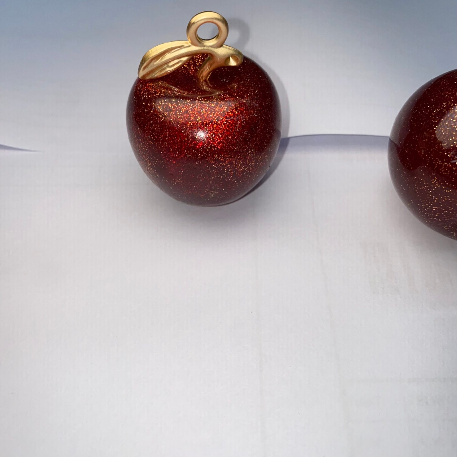Red Glitter Apple Resin Charm with Gold Leaf – Imitation Jewellery Pendant (1 pc)